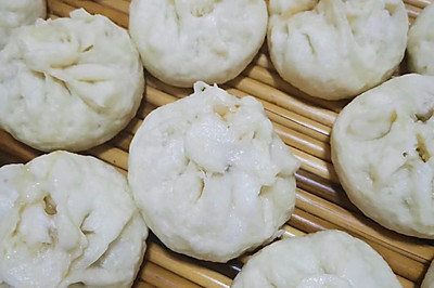 吃一个不过瘾的酸菜馅包子