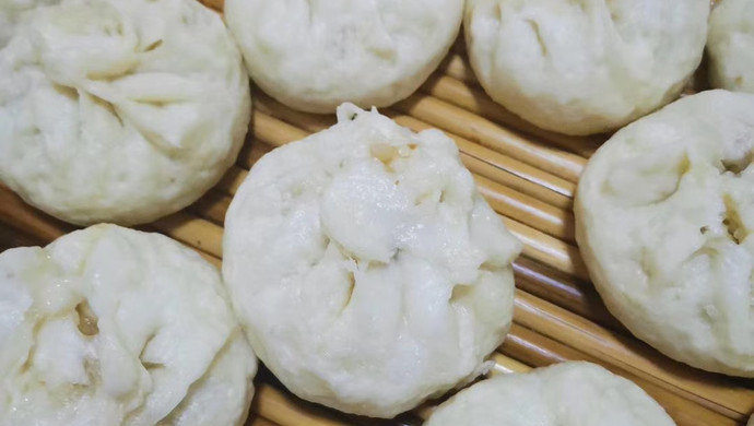 吃一个不过瘾的酸菜馅包子