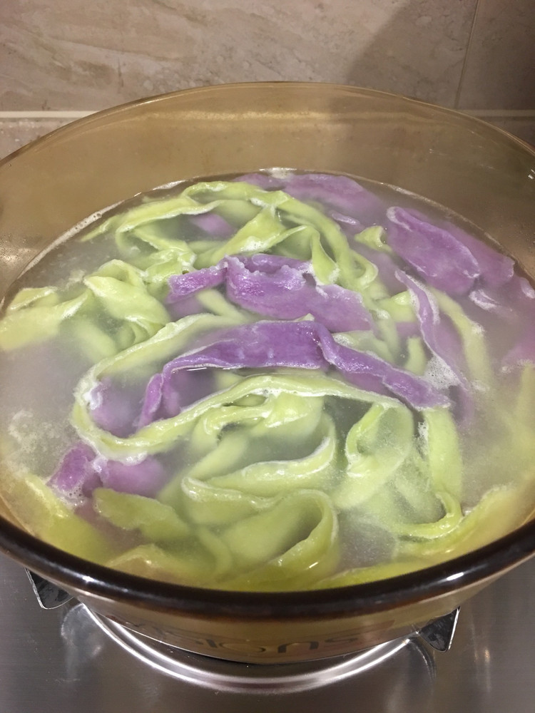 纯天然蔬菜汁彩色面条的做法