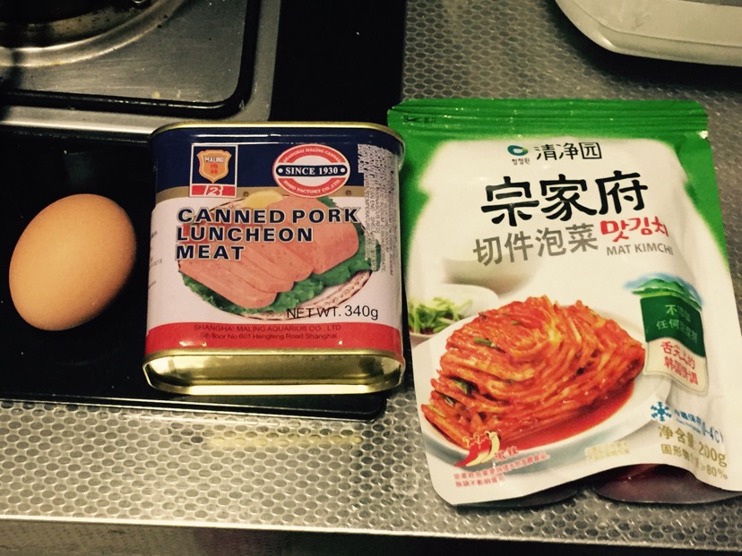 深夜食堂之维尼炒饭+泡菜汤的做法图解1