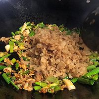 双椒蒜叶炒油渣 一点都不会腻哦的做法图解5