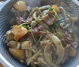 五花肉芸豆炖土豆的做法