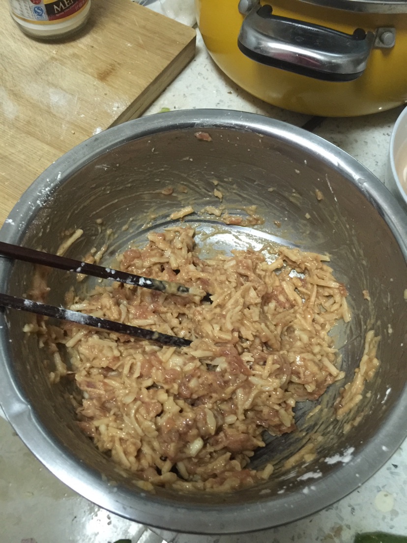 莲藕肉饼的做法图解1