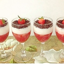 草莓酸奶布丁（超简单）