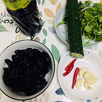 #珍选捞汁 健康轻食季#捞汁黑木耳拌黄瓜的做法图解1
