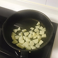 #我要上首焦#迷迭香煎土豆，两种食材制作出一道美味佳肴的做法图解5