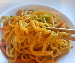 鸡胸肉炒面的做法
