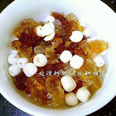 桃胶炖雪梨(健脾养颜)的做法