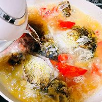 #刘畊宏女孩减脂饮食#番茄丝瓜鲫鱼汤的做法图解10