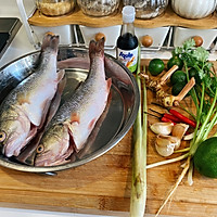 泰式蒸鲈鱼的做法图解1