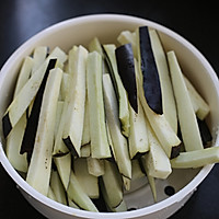 炝拌茄丝的做法图解1