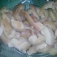 猪肉皮炒芹菜的做法图解1
