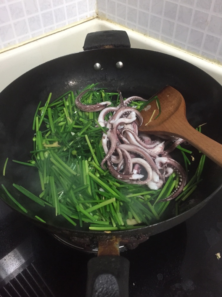 韭菜花酱爆鱿鱼须的做法图解6