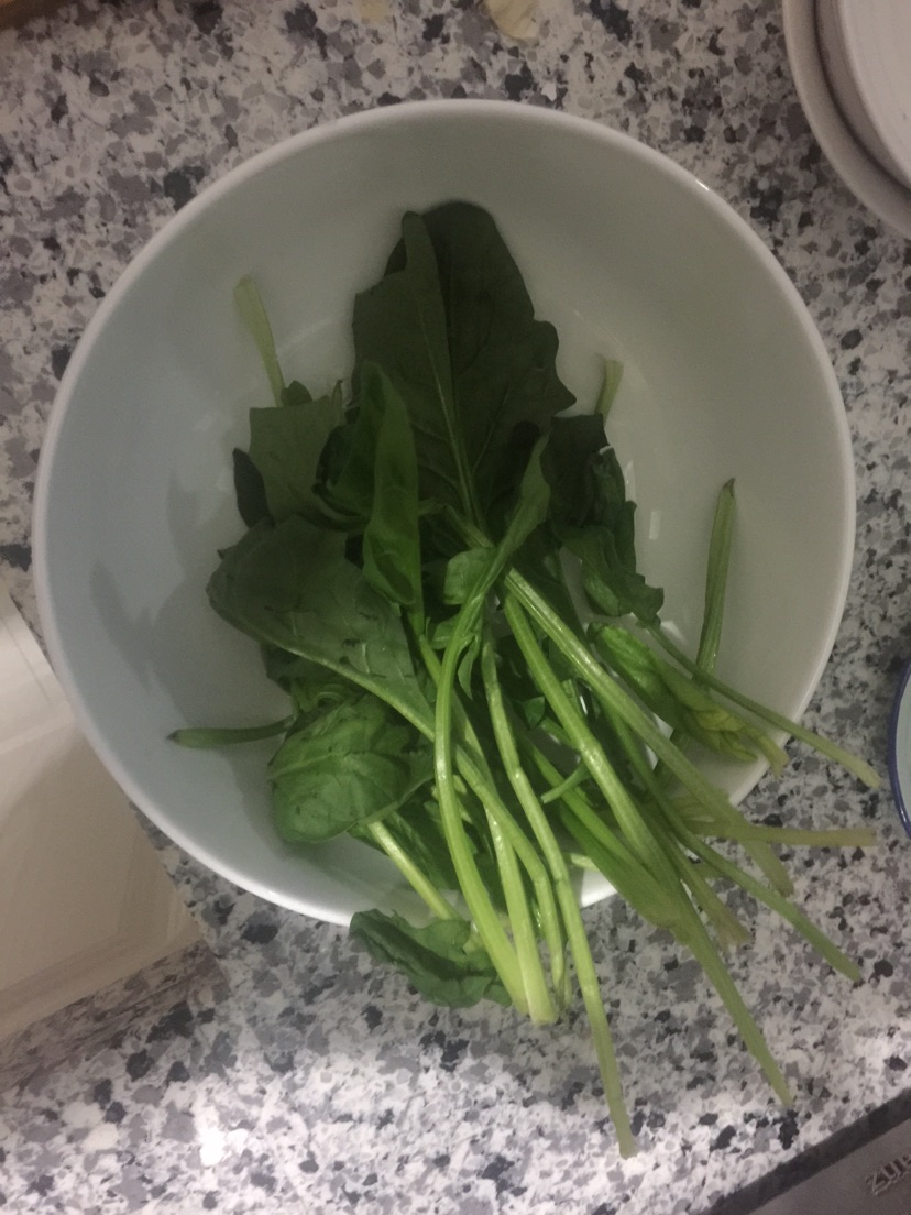 菠菜鸡蛋饼的做法图解1
