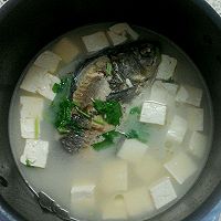 秋、冬季鲫鱼豆腐汤的做法图解1