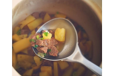 【土豆炖牛肉】-- 砂锅小火慢炖出的幸福滋味