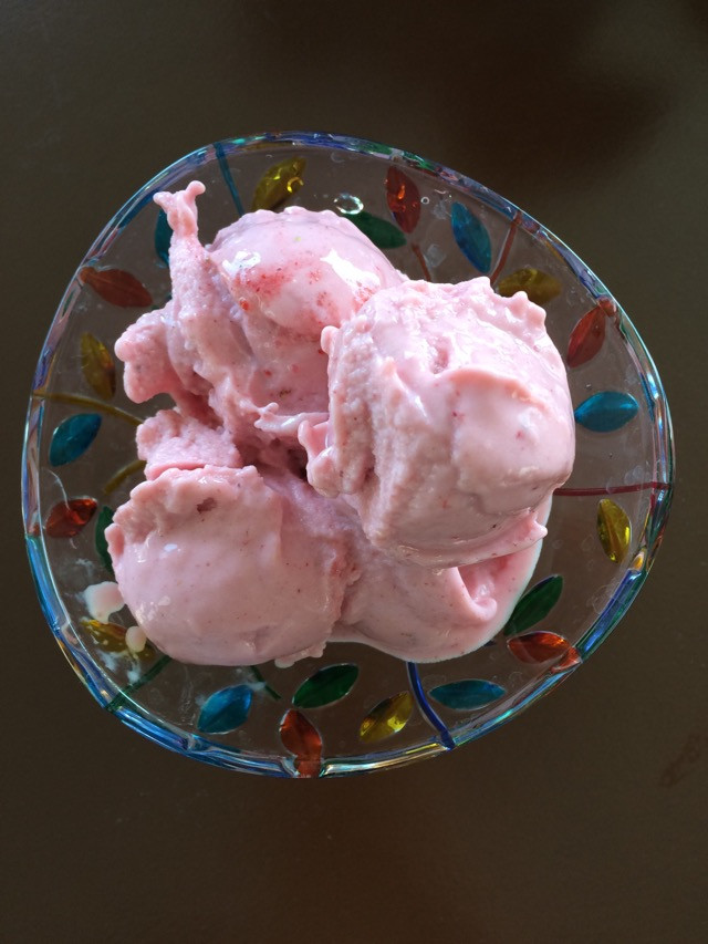 天然草莓冰激凌的做法