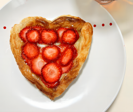 手抓饼草莓派，来个浪漫下午茶~ #一蔬一饭皆告白#的做法