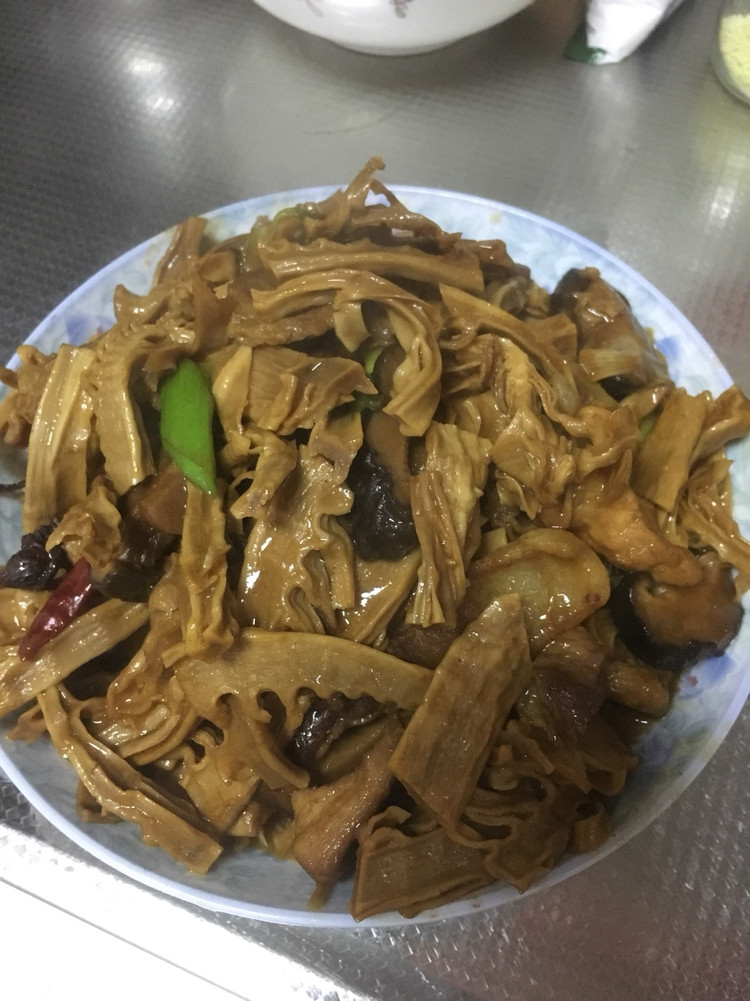 笋干烧土猪肉（猪蹄）的做法