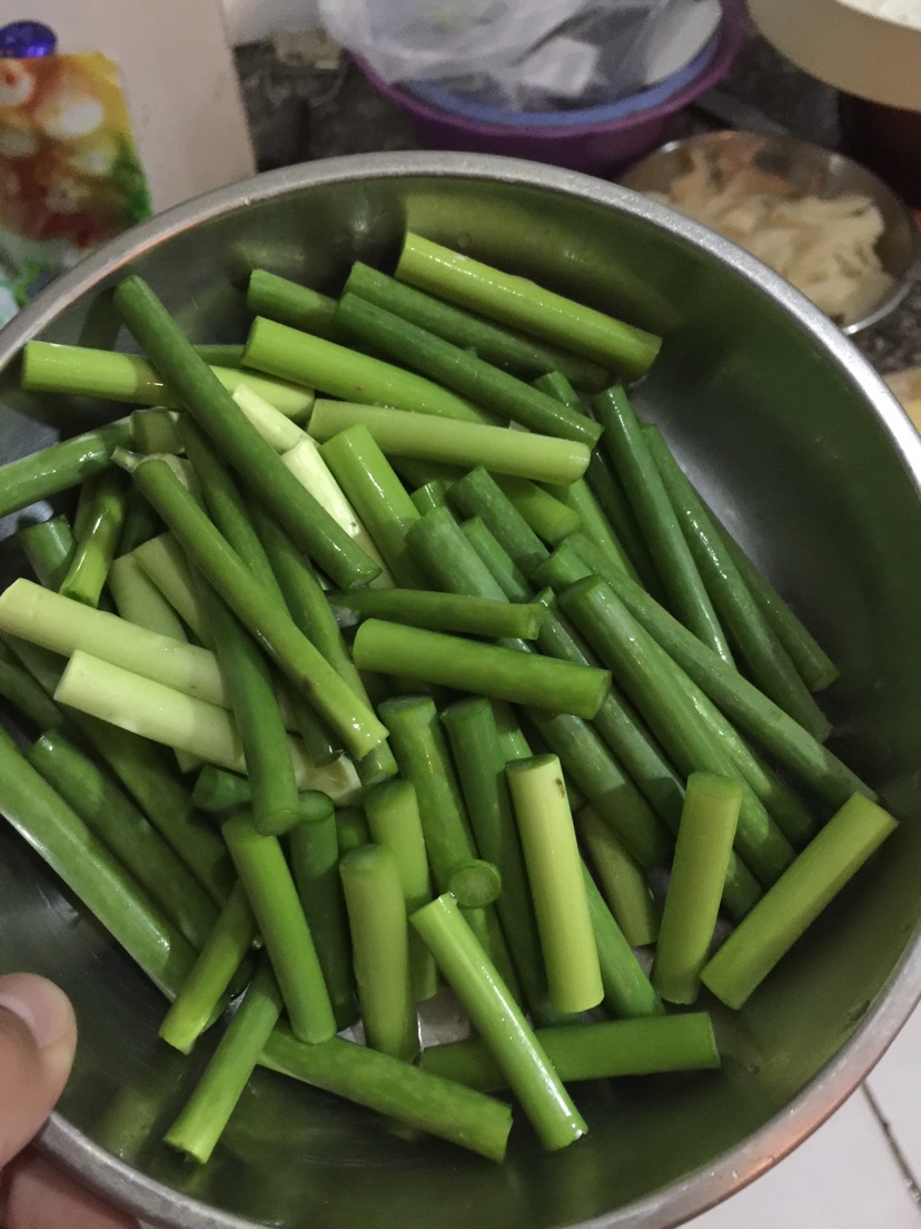 蒜苔炒腊肉的做法图解3