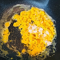 香香糯糯的咸蛋黄酱（简单的美味）的做法图解4