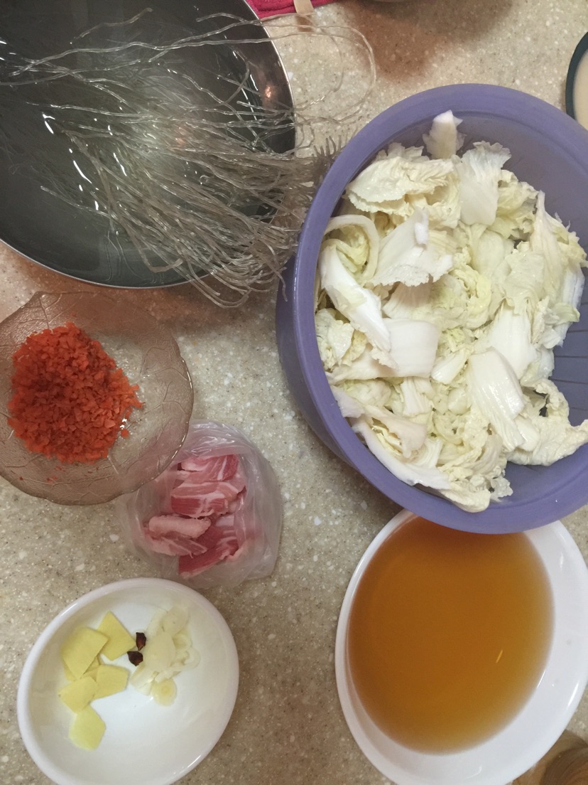 白菜粉条炖五花肉的做法图解1