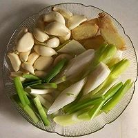 酸菜花鲢鱼片的做法图解1