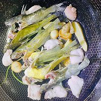 黄骨鱼炖汤的做法图解3