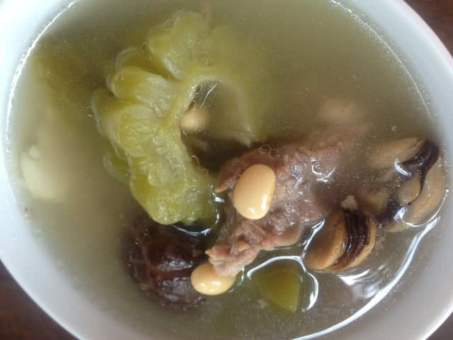苦瓜淡菜干黄豆香菇猪骨汤的做法