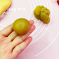 做盘月饼迎中秋——广式翡翠莲蓉蛋黄月饼的做法图解4