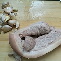 蒜头焖五花肉的做法图解1