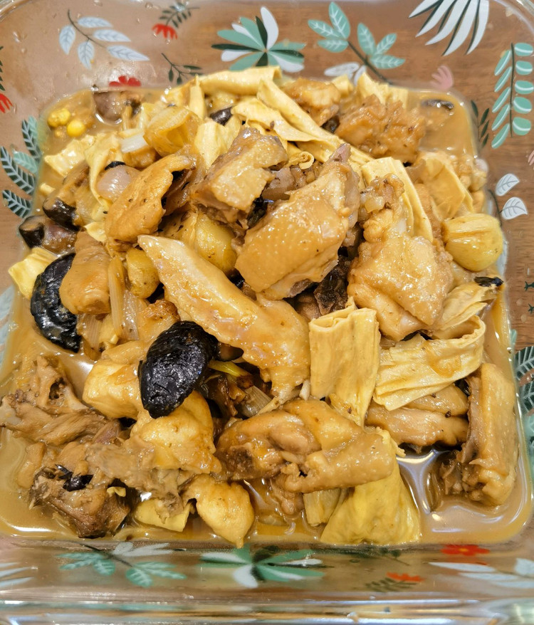 腐竹冬菇焖鸡的做法
