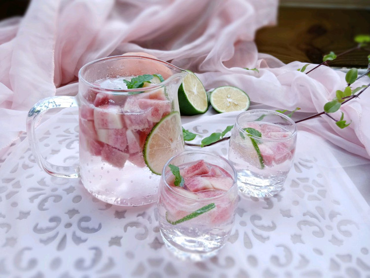粉红色的夏日冰饮：蜜桃味的做法