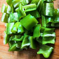 尖椒炒鸡蛋的做法图解1