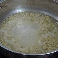 火腿饺子汤面的做法图解2