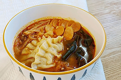 冬至的一人食晚餐，热气腾腾的泡菜饺子锅