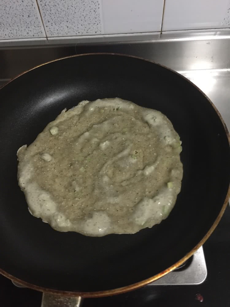 无油黑燕麦鸡蛋芹菜饼的做法图解5
