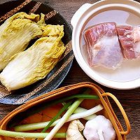 东北酸菜白肉锅的做法图解1