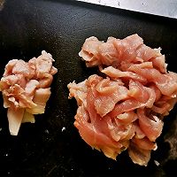 滋味鲜美家常菜——鸡枞菌炒肉的做法图解1