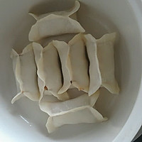 辣白菜香菇猪肉馅锅贴的做法图解5
