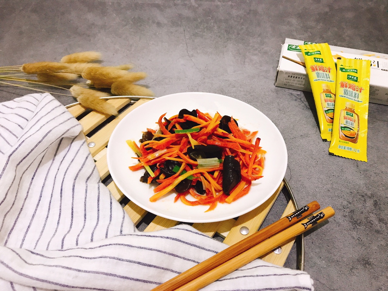 Stir fried agaric with carrot in chicken sauce