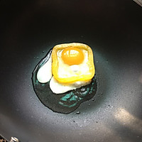 彩椒圈煎蛋的做法图解2