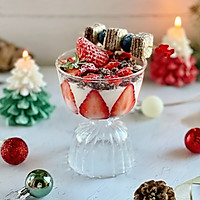 做一份圣诞甜品就是这么简单，威化饼草莓酸奶杯，颜值爆表的做法图解9