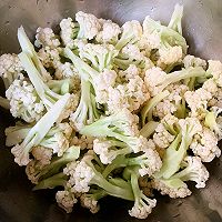 #纳福汇轻松喷出美味#鲜肉炒花菜的做法图解1