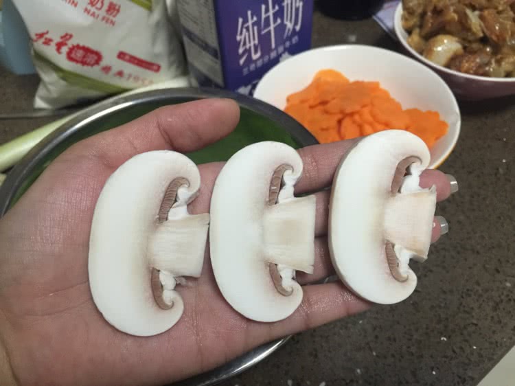 黑椒奥尔良鸡腿肉炒时蔬的做法图解2