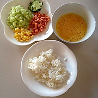 宝宝食谱：黄瓜玉米火腿鸡蛋炒饭～的做法图解1