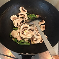 青菜炒口蘑 鲜香美味的做法图解5