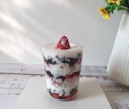 草莓酸奶杯（附酸奶制作方法）的做法