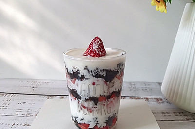 草莓酸奶杯（附酸奶制作方法）