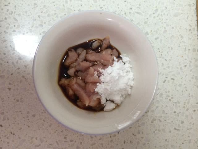 木耳炒肉丝的做法图解1